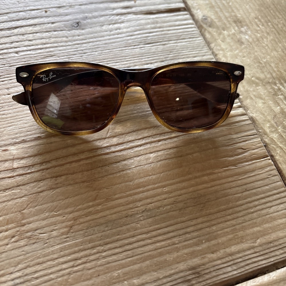 Pre-owned Ray-Ban Junior sunglasses. Scratched lenses; good frame. See photos.